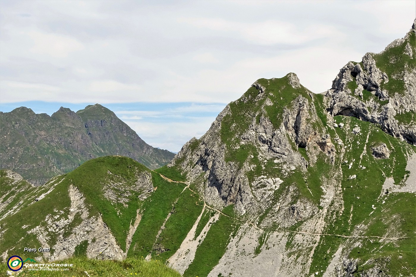 29 Zoom verso il sentiero dei fiori alla Bocchetta di Corna Piana (2078 m).JPG